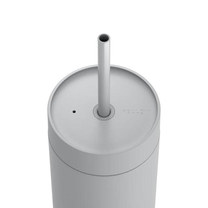 Gobelet isotherme avec paille pour boissons froides en couleur grise.