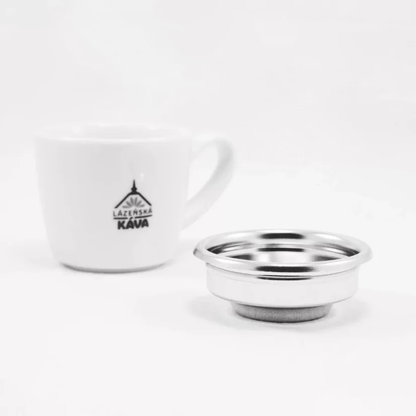 IMS panier argenté sur fond blanc avec une tasse de café ; Filtre à café