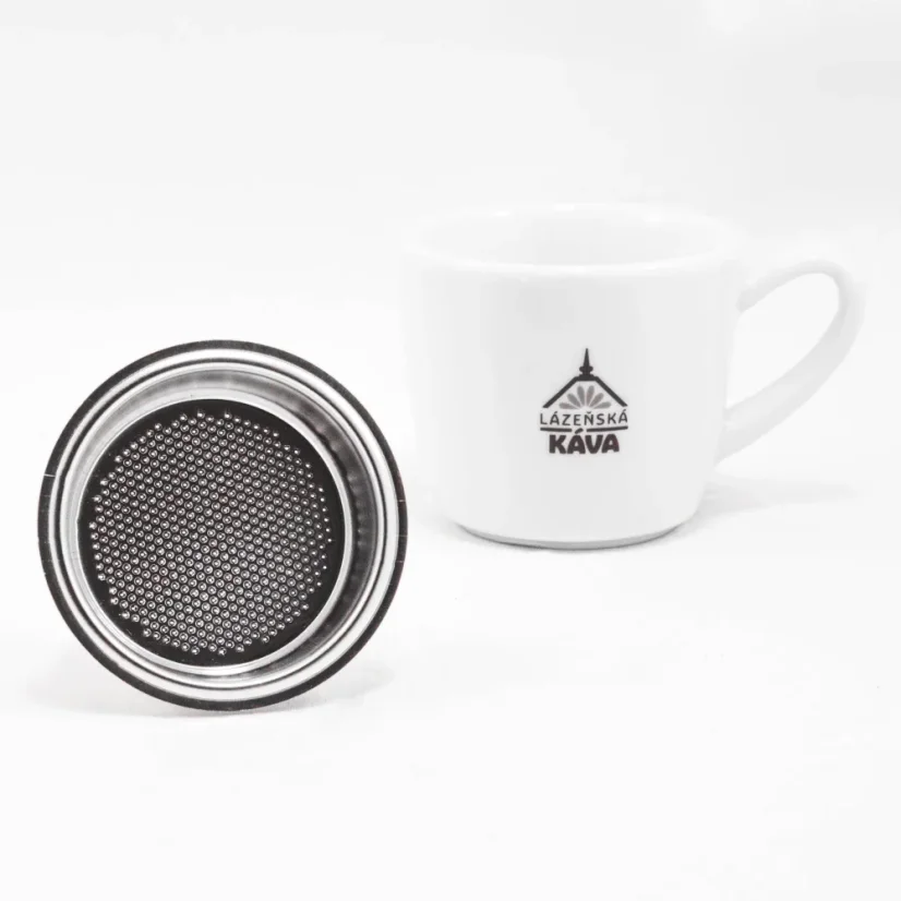 IMS panier argenté sur fond blanc avec une tasse de café, vue du dessous du panier.