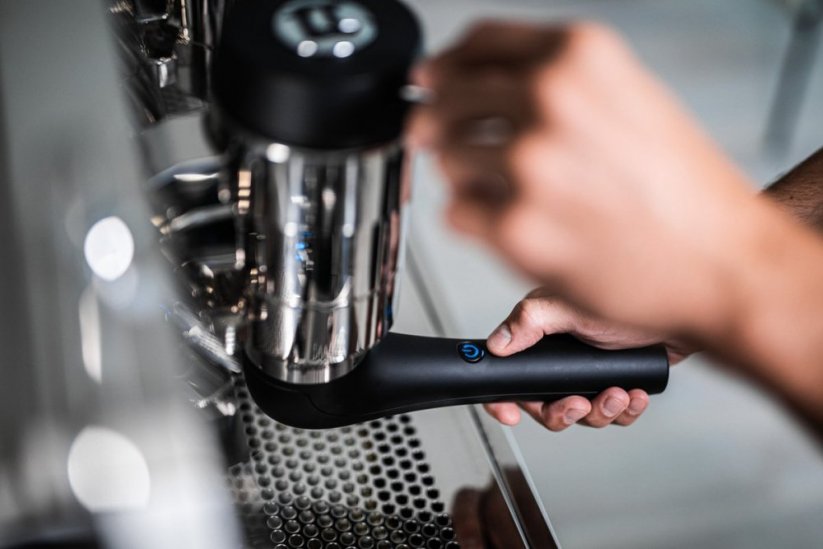 Karos kávéfőző tisztítása rozsdamentes acélból készült professzionális karos kávéfőzővel.