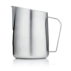 Carafe barista argentée pour mousser le lait, d'une contenance de 600 ml sur fond blanc.