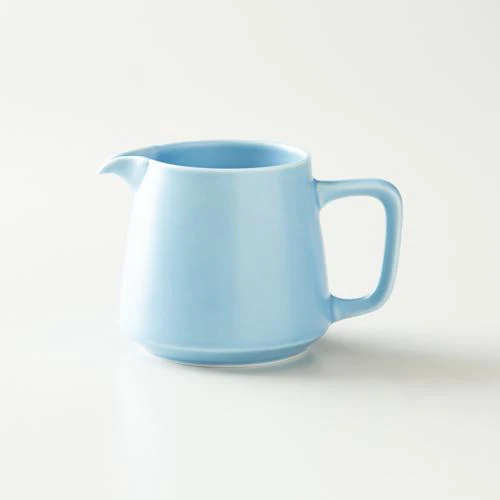 Blauer Origami-Kaffeeserver für Filterkaffee.