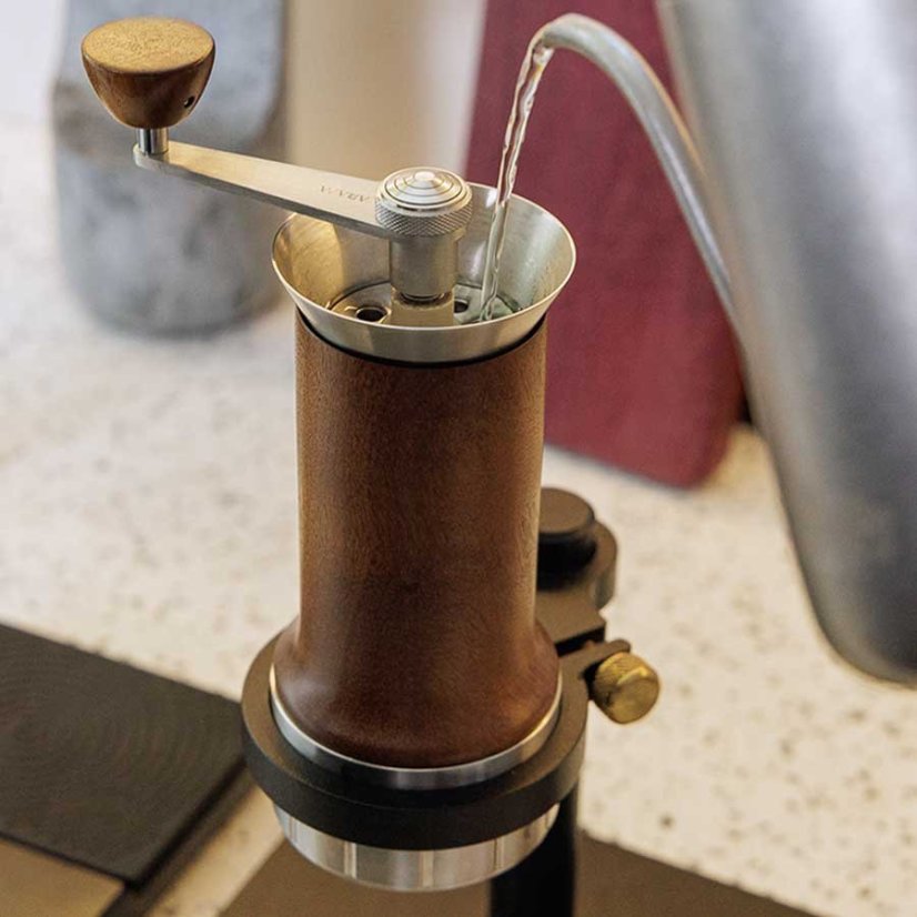 Préparation du café dans une cafetière manuelle Aram.
