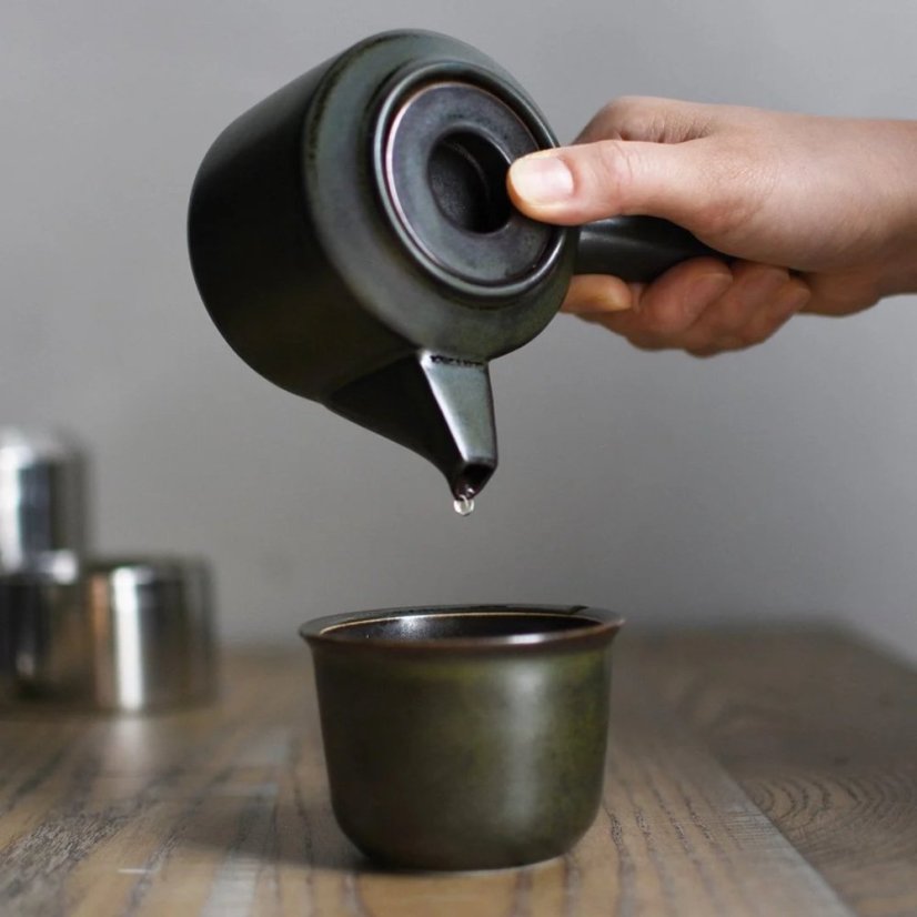 Čierna porcelánová kanvička na čaj Kinto LT Kyusu pri nalievaní.
