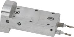 Aluminiumsblock vum Boiler mat engem Gitter aus Gewandslächer a zwee flache Konnektoren op der Säit, Detail