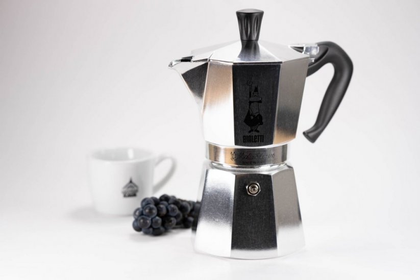 Moka pot prepares up to 6 espressos, which makes 300ml of coffee