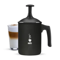 Mëllechopschëomer an enger schwaarzer Versioun vun der Mark Bialetti Tuttocrema mat engem Volume vu 166ml, op engem wäissen Hannergrond mat engem fäerdege Latte am Glas.