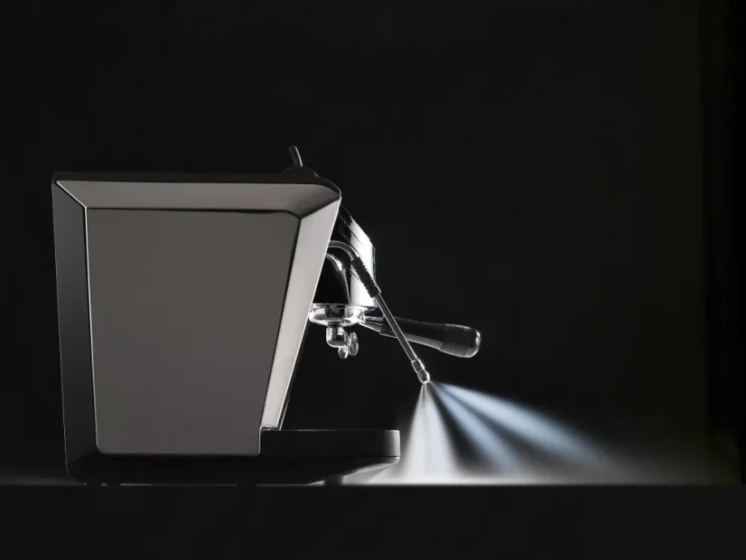Home espresso machine Nuova Simonelli Oscar II in black with 230V, perfect for making quality espresso.