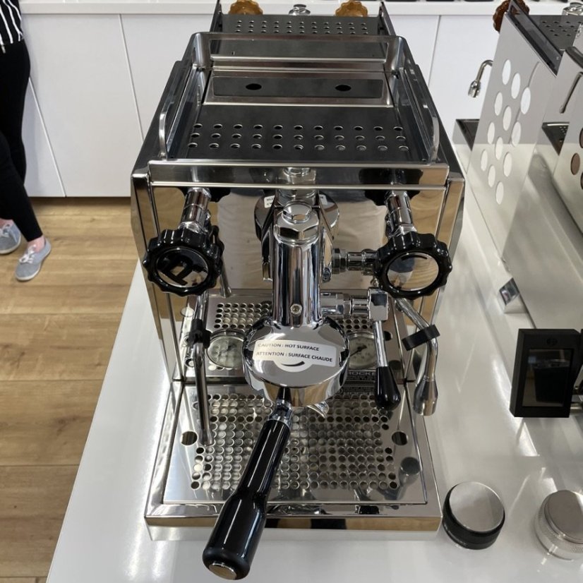 Domáci pákový kávovar Rocket Espresso Giotto Cronometro V s možnosťou nastavenia teploty pre perfektnú prípravu kávy.