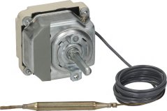 Dräifase Thermostat mat engem Metallkierper, engem hellte Plastik-Säitendeckel an engem groe Kabel dat an enger Sond ophält.