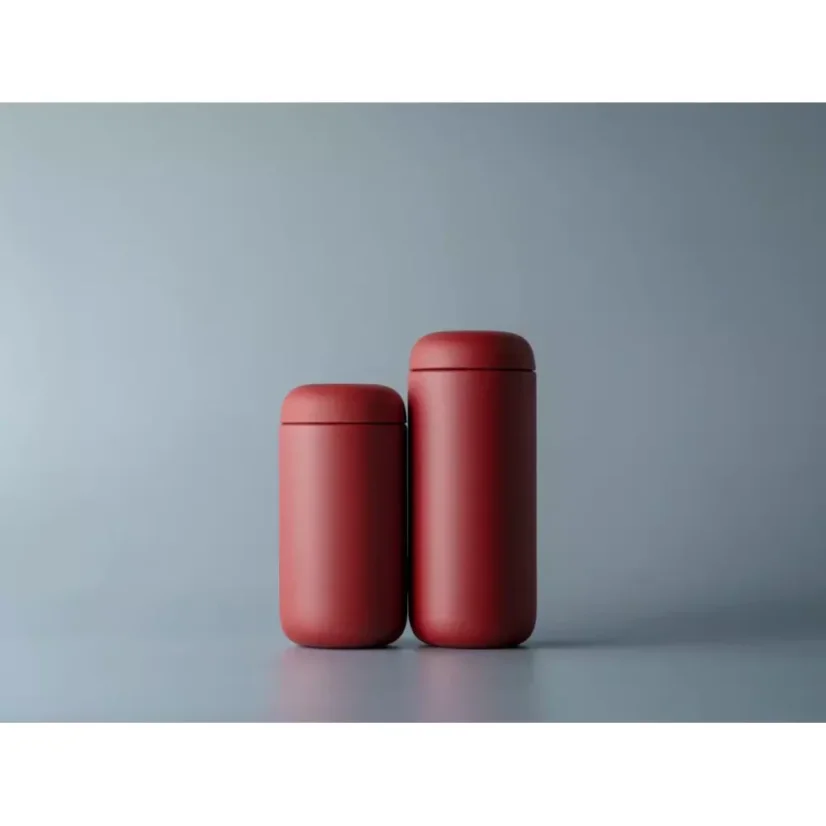 Der Fellow Carter Move Mug in strahlendem Rot mit einem Volumen von 355 ml ist die ideale Wahl für alle, die ihren Kaffee unterwegs genießen möchten.