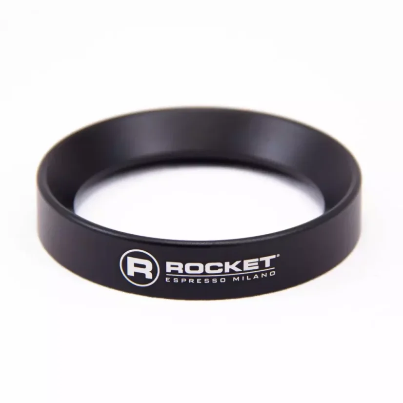 Násypka de remplissage noire Rocket Espresso d'un diamètre de 58,55 mm, idéale pour remplir facilement une machine à expresso à levier.