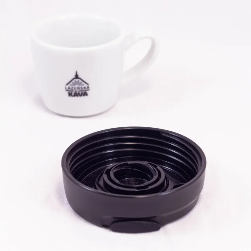 Deckel des KeepCup Kit auf weißem Hintergrund mit einer Tasse Kaffee.
