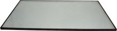 Isolatiounsglas, eng rechteckeg Tafel mat engem donkelen Kader laanscht de Rand.