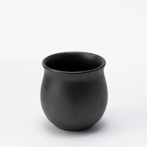 Le mug Origami Pinot en noir est un élégant récipient pour le café filtre d'une capacité de 200 ml, parfait pour savourer votre boisson préférée.