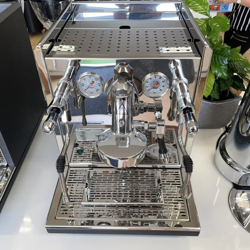 Haus-Espressomaschine ECM Synchronika, ideal für die Zubereitung von Espresso, mit elegantem Design.