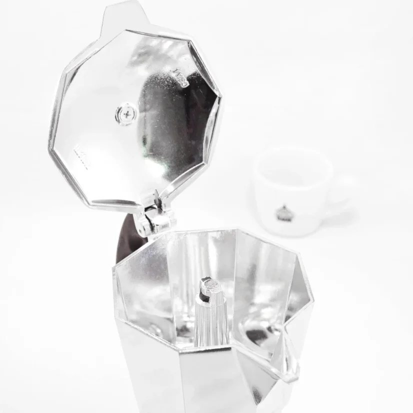 Strieborný kávovar Bialetti Moka Timer na 6 šálok.