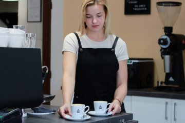 Hogyan végezzen barista képzést kávézója számára?