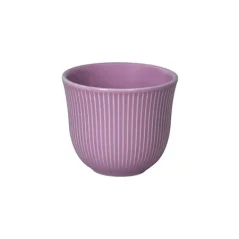 Violetter Porzellan-Verkostungsbecher von Brewers mit einem Volumen von 150 ml und einem Reliefmuster.