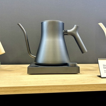 La bouilloire rapide élégante noire de 900 ml, parfaite pour préparer un délicieux thé ou café.