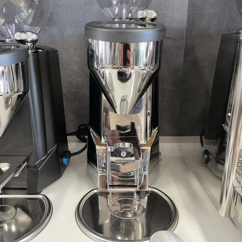 Strieborný espressový mlynček Rocket Espresso SUPER FAUSTO s mlecími kameňmi z ocele, ideálny pre prípravu kvalitného espressa.