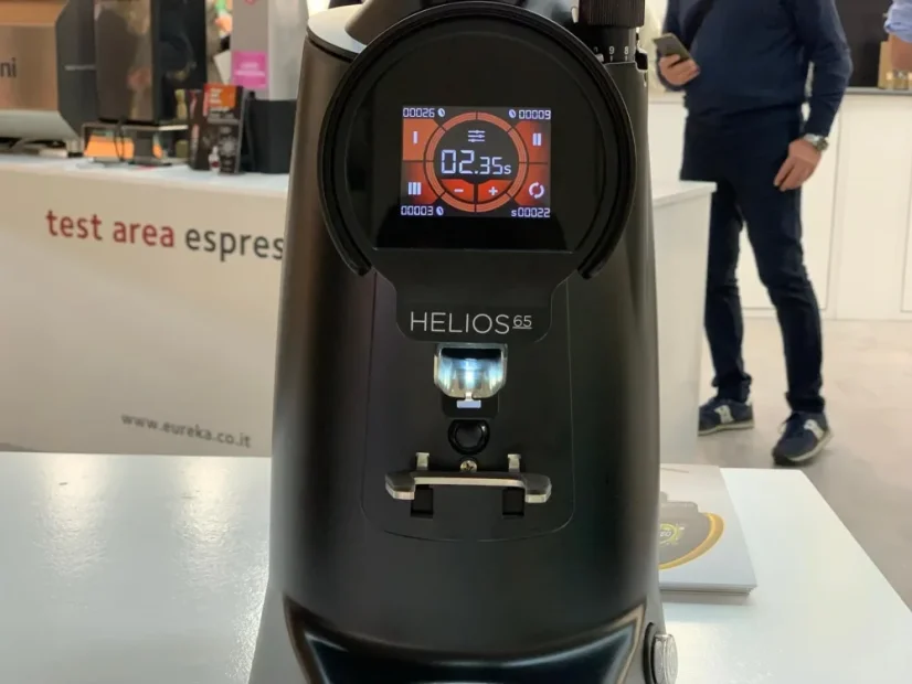 Biely espressový mlynček na kávu Eureka Helios 65, navrhnutý pre profesionálne použitie.