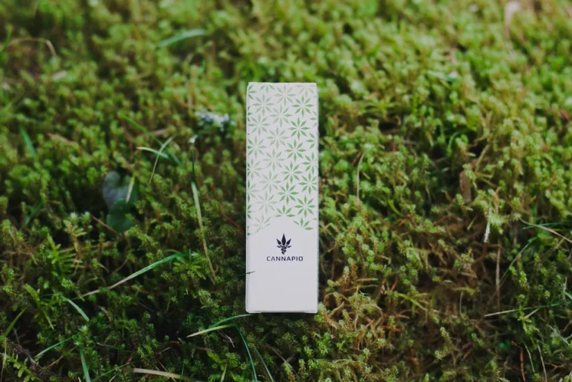Flacon en verre de 30 ml contenant de l'huile de CBD full-spectrum naturelle à 15%.