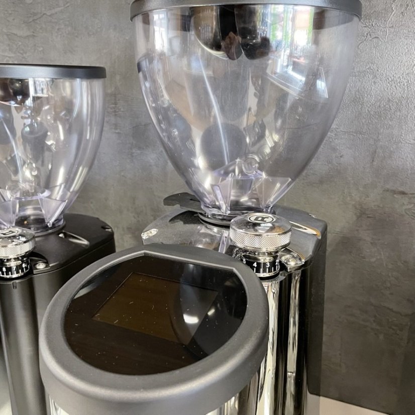 Adjustable espresso grinder Rocket Espresso SUPER FAUSTO in silver, allowing for precise dosing of ground coffee.
