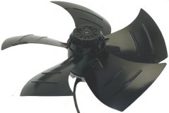Axialventilator mat breede gebéite schwaarze Schaufelen, geripptenem Motor an der Mëtt an engem erausgeleete Kabel. Axialventilator mat breede gebéite schwaarze Schaufelen, geripptenem Motor an der Mëtt an engem erausgeleete Kabel.