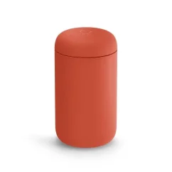 Czerwony kubek termiczny Fellow Carter Everywhere Mug o pojemności 473 ml, zaprojektowany z myślą o ekologicznie świadomych konsumentach.