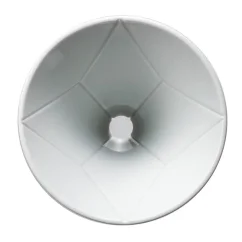 Biely prekapávač Hario V60 One Pour Dripper Mugen vyrobený z plastu pre jednoduchú prípravu kávy.