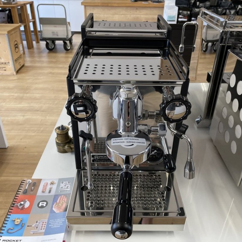 Pákový kávovar Rocket Espresso Appartamento v čiernom prevedení s medenými detailmi, ideálny pre domáce použitie s jednou pákou.