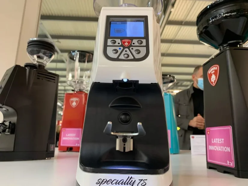 Elektrische Kaffeemühle Eureka Atom Specialty 75 in Chromausführung mit einstellbarer Dosierung.