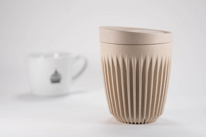 Organic Huskee Natural 240ml mug with lid and spa coffee