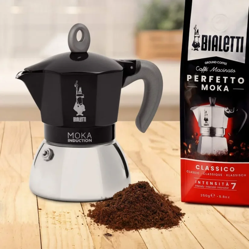 Nerezová oceľová moka kanvica Bialetti Moka Induction čierna so 6 šálkami.