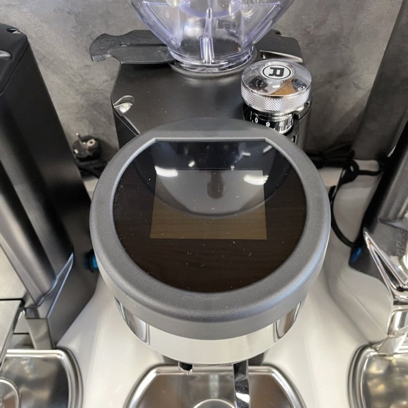 Čierny espressový mlynček Rocket Espresso FAUSTO 2.1 s veľkosťou mleciacich kameňov 65 mm pre dokonalé mletie kávy.