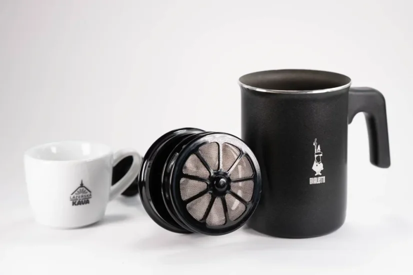 Double mesh milk frother in black by Bialetti Tuttocrema with a capacity of 330ml on a white background, accompanied by a cup with a coffee logo.