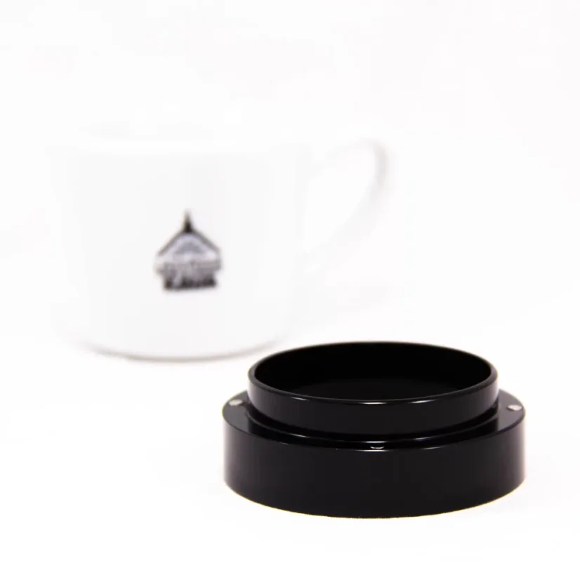 Čierny plniaci lievik 58 mm na bielom pozadí s šálkou.