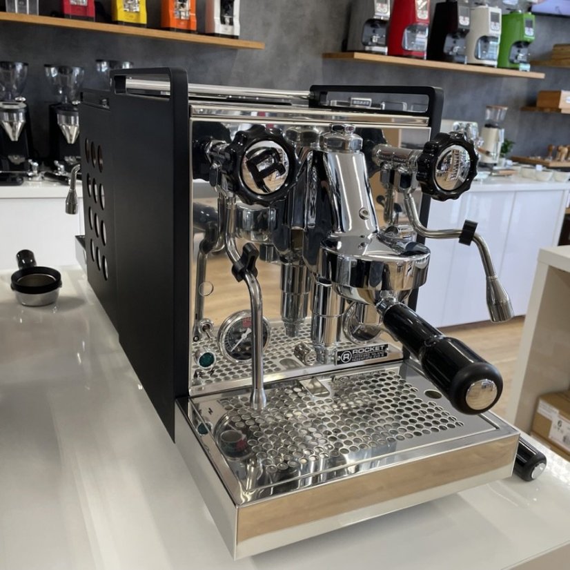 Lever coffee machine Rocket Espresso Mozzafiato Cronometro R in black, perfect for making delicious cappuccino.