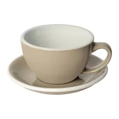 Taza con platillo Loveramics Egg - Café Latte 300 ml de color taupe con capacidad de 150 ml, fabricada en porcelana de alta calidad.