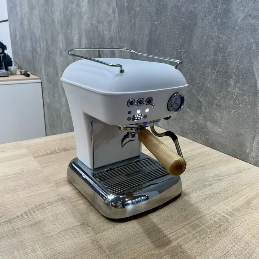 Haus-Espressomaschine Ascaso Dream PID in Cloud White mit einer Leistung von 1100 W.