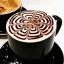 Détail de latte art dans une tasse noire.