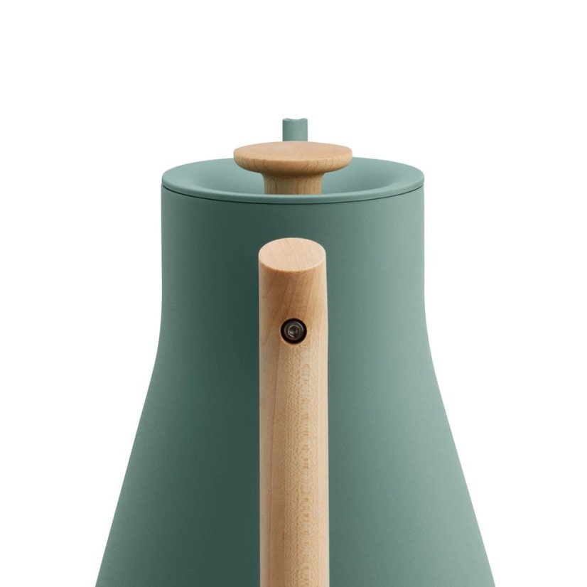 Bouilloire à eau électrique vert foncé Fellow Stagg EKG avec une poignée en bois.