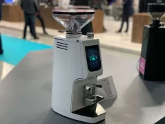 Młynek do kawy espresso Victoria Arduino Eureka Atom IoT 75 wykonany ze stali nierdzewnej, gwarantujący długotrwałość i odporność.