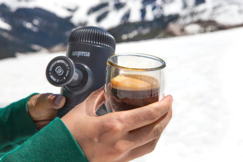 Mit dem grauen Wacaco Nanopresso bereiten Sie überall perfekten Espresso zu.