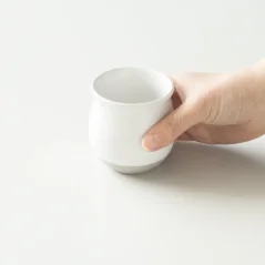Tasse blanche pour café filtré en main. Tasse blanche pour café filtré en main.