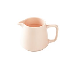 Tasse rose en porcelaine pour café filtré.