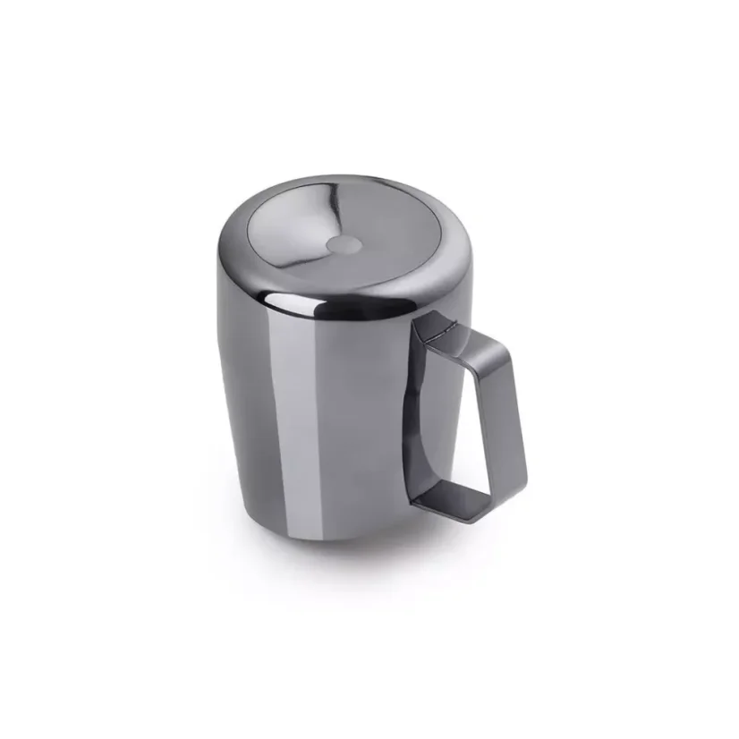 Pohľad na dno nerezovej konvičky na mlieko značky Barista a Co Dial In Milk Pitcher 420ml v čiernom prevedení