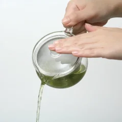 Théière en verre Hario Chacha Kyusu-Maru d'une capacité de 700 ml, idéale pour préparer et servir le thé.
