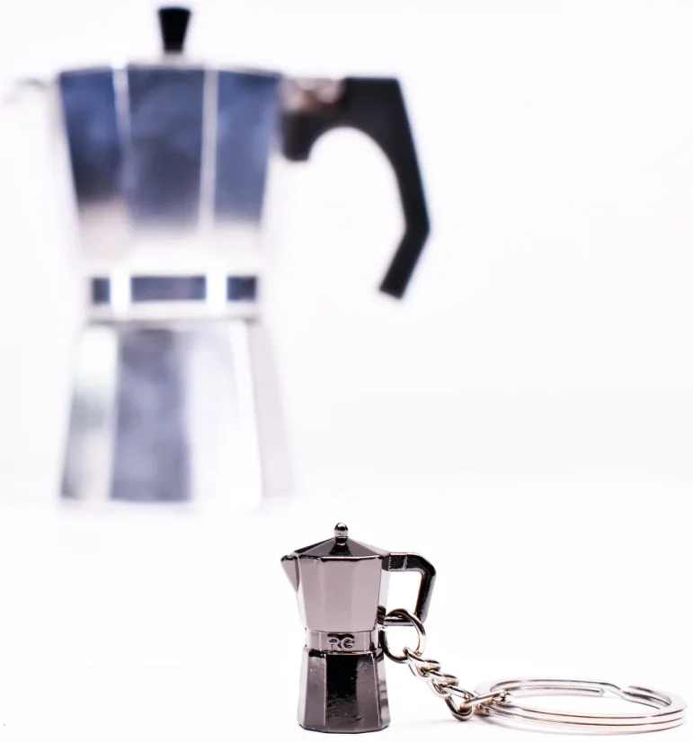 Keychain in the shape of a moka pot, an ideal gift for coffee lovers.